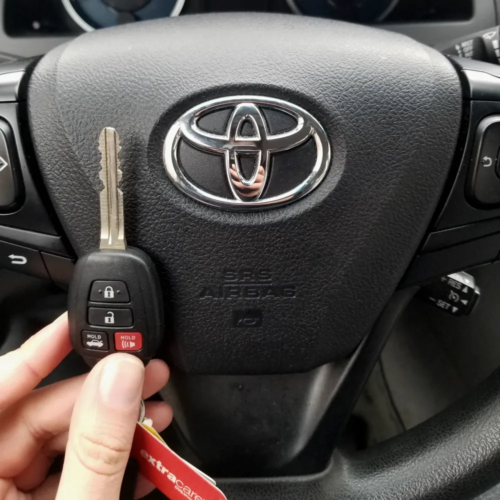 Llave nueva con chip y control para un Toyota frente al volante