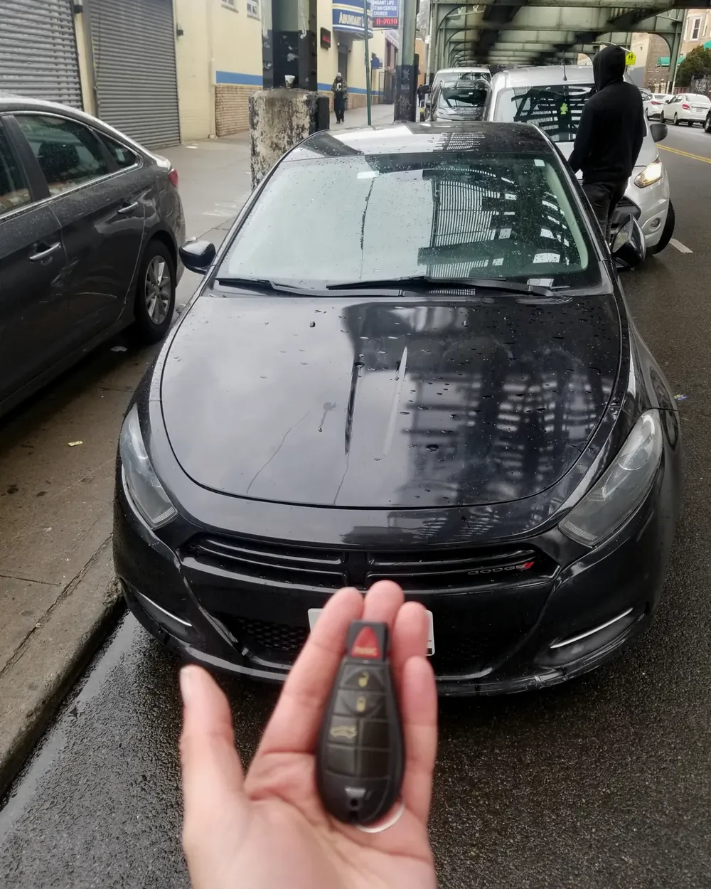 Control nuevo para un Dodge negro estacionado en la calle, hecho después de perder la única llave