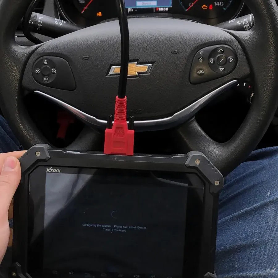 Equipo para programar una llave conectado a un carro Chevrolet