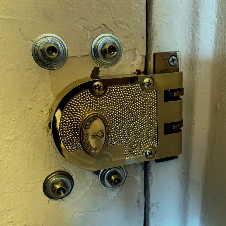 Jimmy-proof surface-mounted deadlock on an apartment door